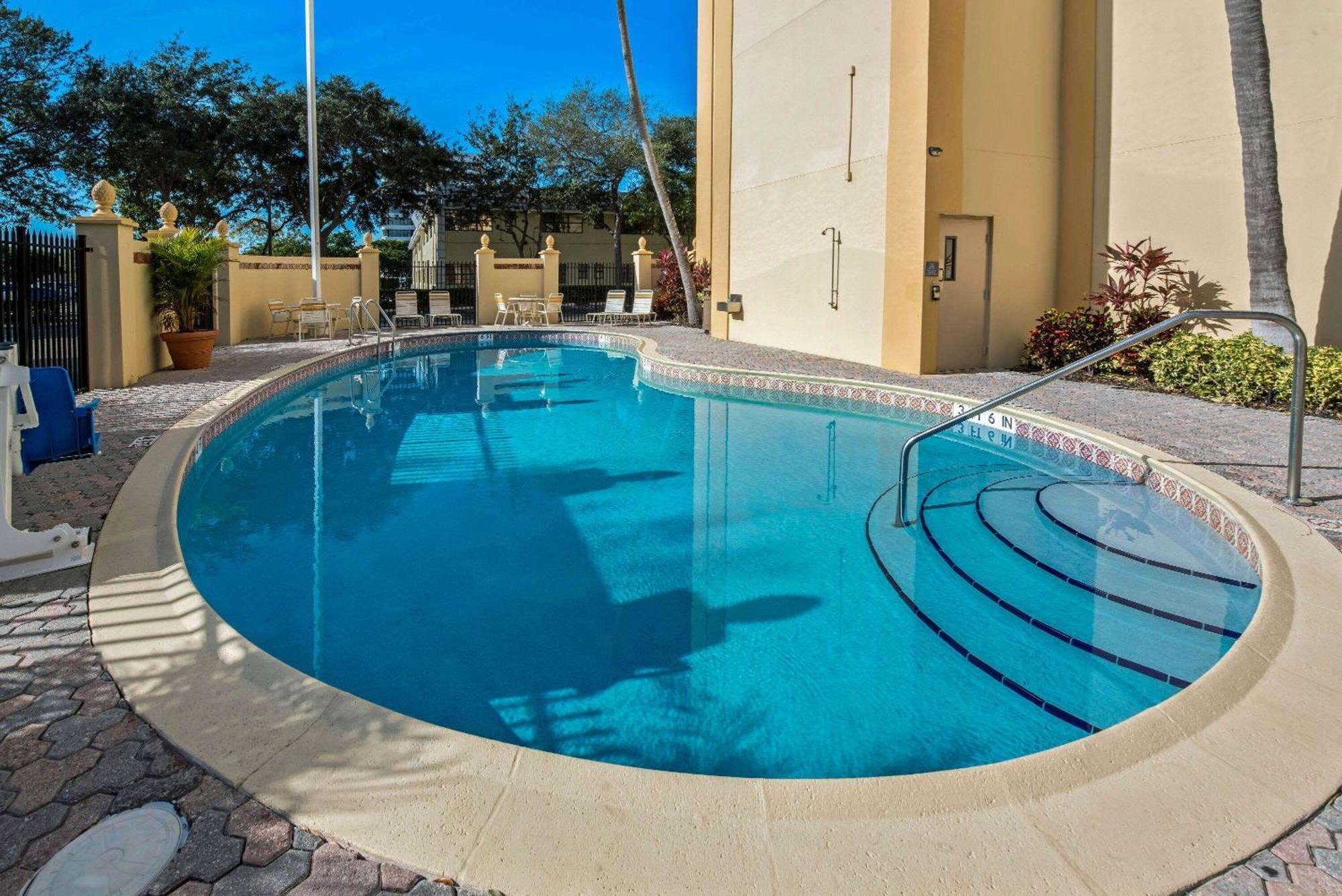 La Quinta By Wyndham West Palm Beach Airport Экстерьер фото